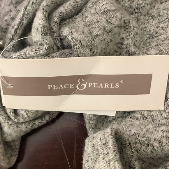 Peace & Pearl’s Women’s Sz small grey 3/4 sleeve scoop neck Sweater - Picture 6 of 6